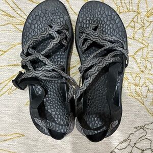 Women’s Black Braided Strap Chacos